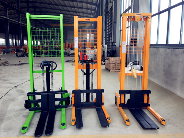 三款手動堆高車對比，手動堆高車價(jià)格可致電聯(lián)系客服了解--河北東圣吊索具制造有限公司--小型攪拌機(jī)|石材夾具|液壓堆高車|手動叉車