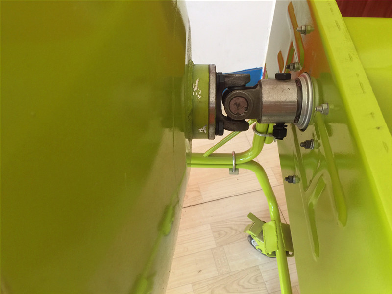 小型建筑攪拌機(jī)這一配件,竟能延長(zhǎng)其使用壽命5年？那到底是哪一配件？那是萬(wàn)向節(jié)。你購(gòu)買(mǎi)的小型攪拌機(jī)有萬(wàn)向節(jié)嗎？萬(wàn)向節(jié)為什么能延長(zhǎng)小型攪拌機(jī)使用壽命呢？--河北東圣吊索具制造有限公司--小型建筑攪拌機(jī)萬(wàn)向節(jié)部位細(xì)節(jié)展示圖