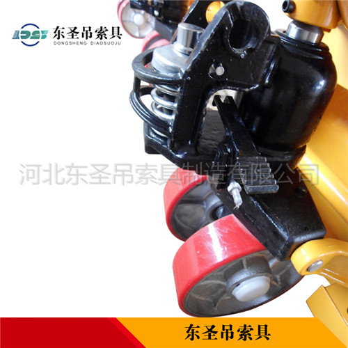 5t手動叉車液壓缸細(xì)節(jié)展示圖--河北東圣吊索具制造有限公司--小型攪拌機(jī)|石材夾具|液壓堆高車|手動叉車