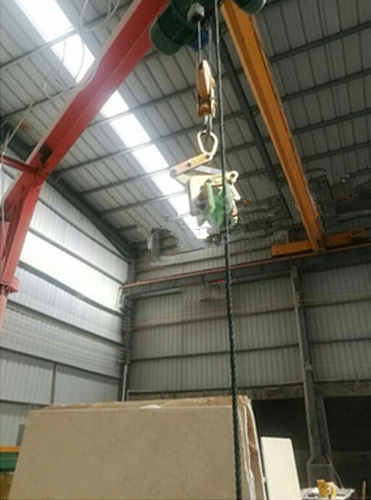 大板夾與卷?yè)P(yáng)機(jī)配合使用吊裝板材原料--河北東圣吊索具制造有限公司