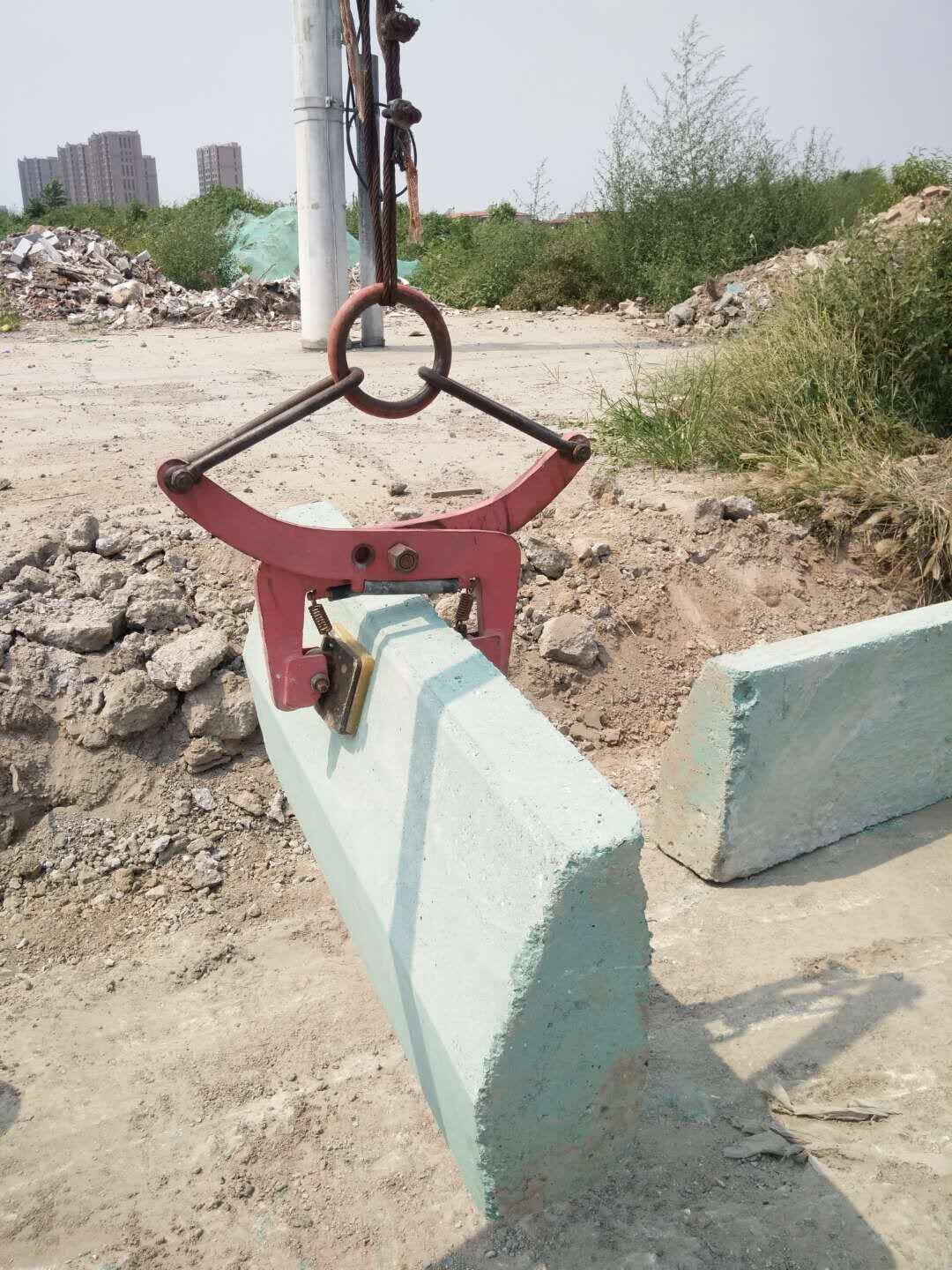 安裝搬運路沿石工作現(xiàn)場--河北東圣吊索具制造有限公司--石材夾具|小型攪拌機|液壓堆高車|手動叉車