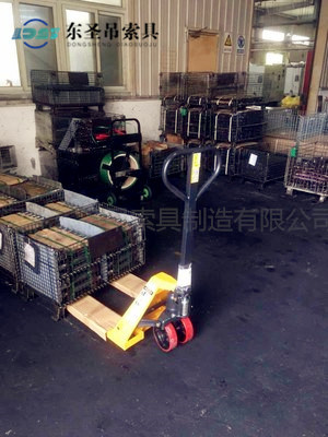 1噸手動(dòng)地牛搬運(yùn)重物現(xiàn)場(chǎng)--河北東圣吊索具制造有限公司--手動(dòng)叉車(chē)|液壓堆高車(chē)|石材夾具|小型攪拌機(jī) 1噸手動(dòng)地牛搬運(yùn)重物現(xiàn)場(chǎng)--河北東圣吊索具制造有限公司--手動(dòng)叉車(chē)|液壓堆高車(chē)|石材夾具|小型攪拌機(jī)